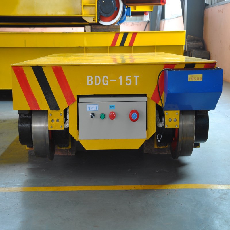 Voziček za prenos kalupov v metalurškem obratu